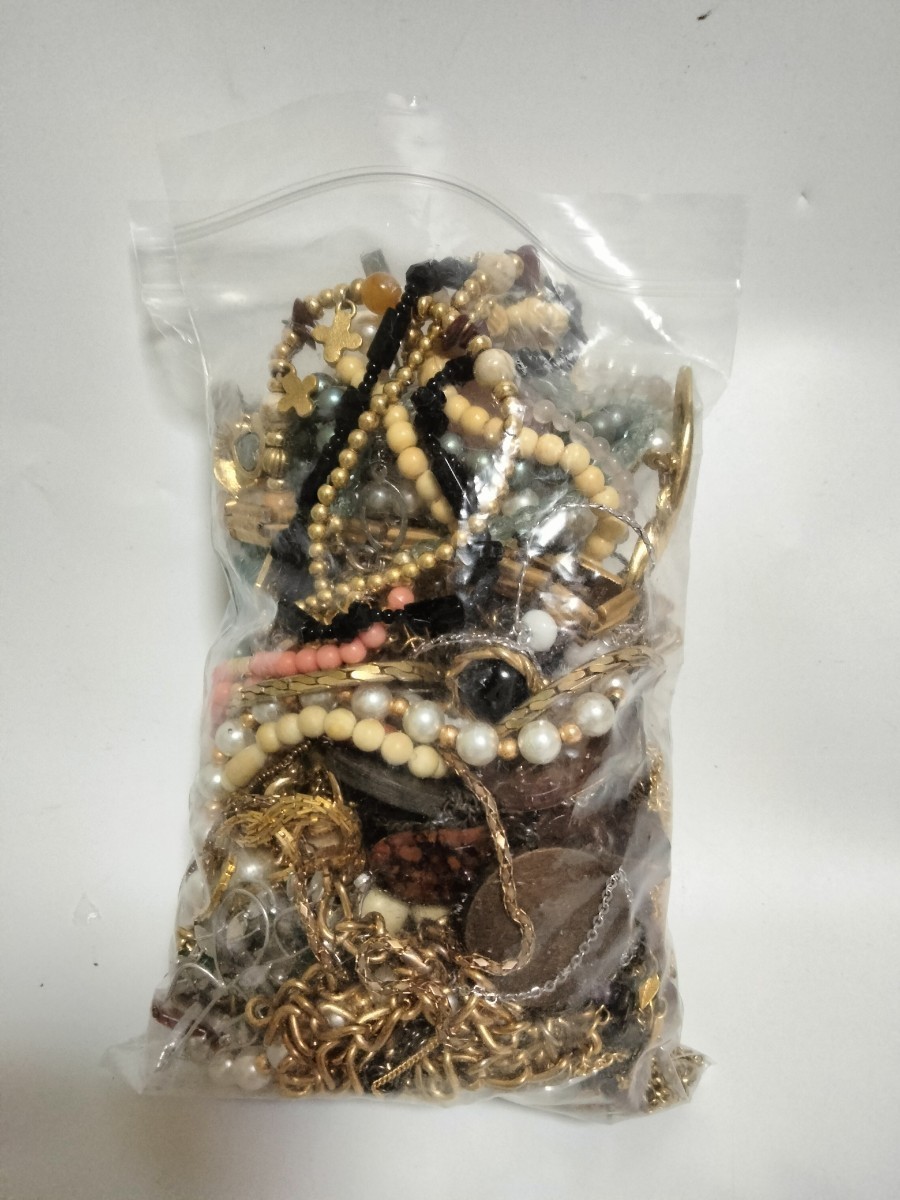 1円スタート　イミテーションアクセサリーまとめ1kg　ネックレス、リング、イヤリング、パール、ブローチ、タイピン　ジャンク　大量セット