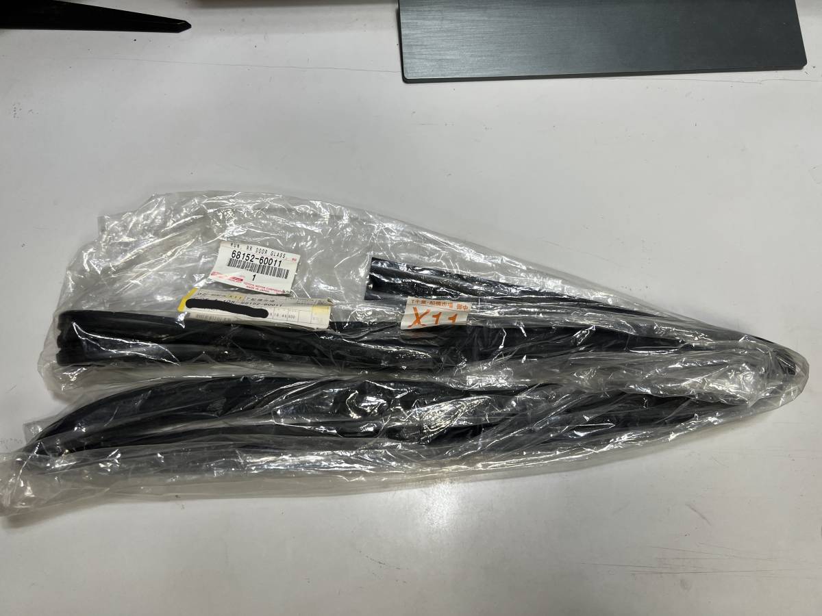ランクル80 リヤドアガラス ラン LH　(68152-60011) トヨタ純正　LAND CRUISER　新品　送料込み　HZJ81V