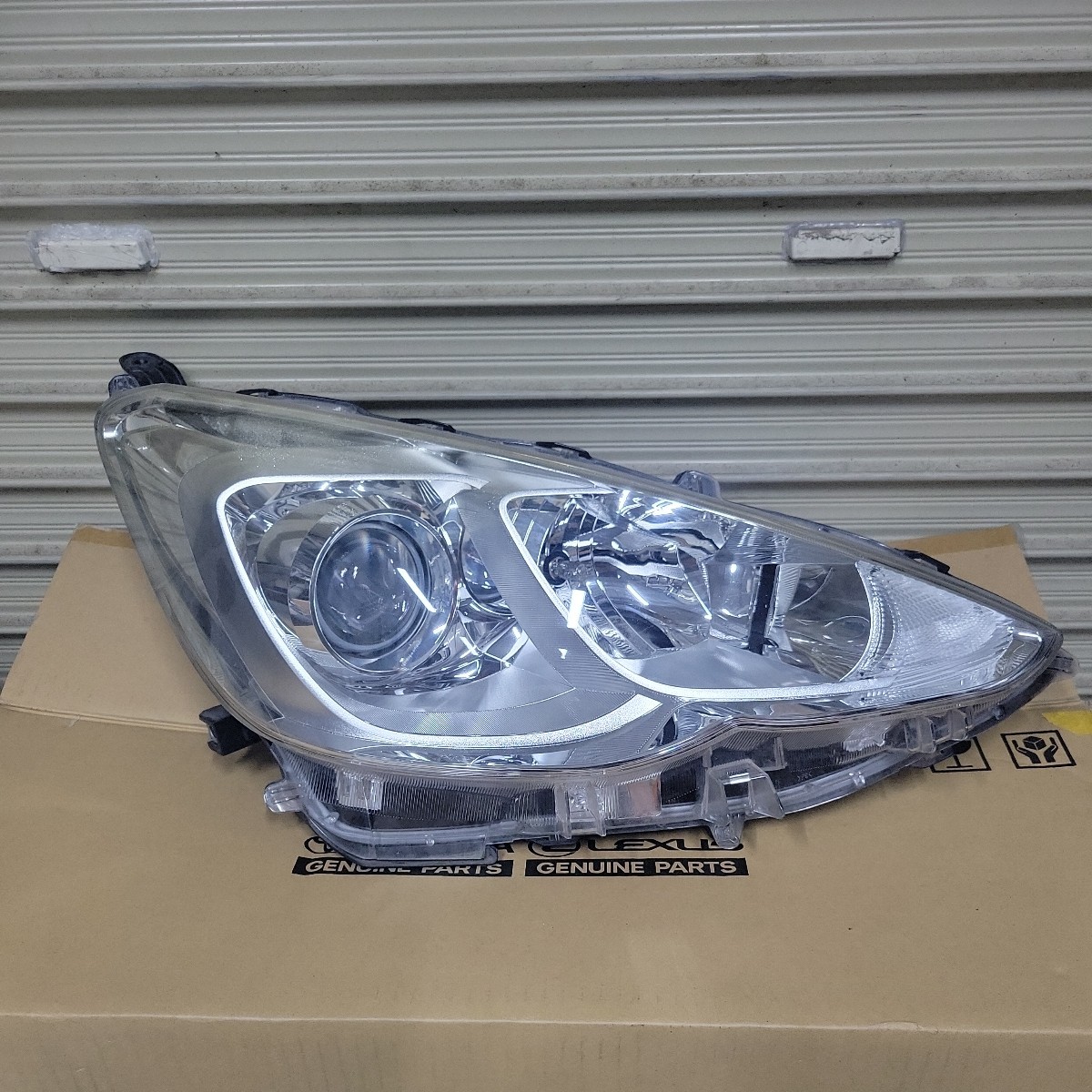 NHP10 中期 アクア 右ヘッドライト右ライト 右 右側 ハロゲン KOITO 52-291 ヘッドランプ ランプ アクア NHP10 中期 ヘッドライト(右) LED右ヘッドライト右ライト 右ヘッドライト&frasl;右ヘッドランプ