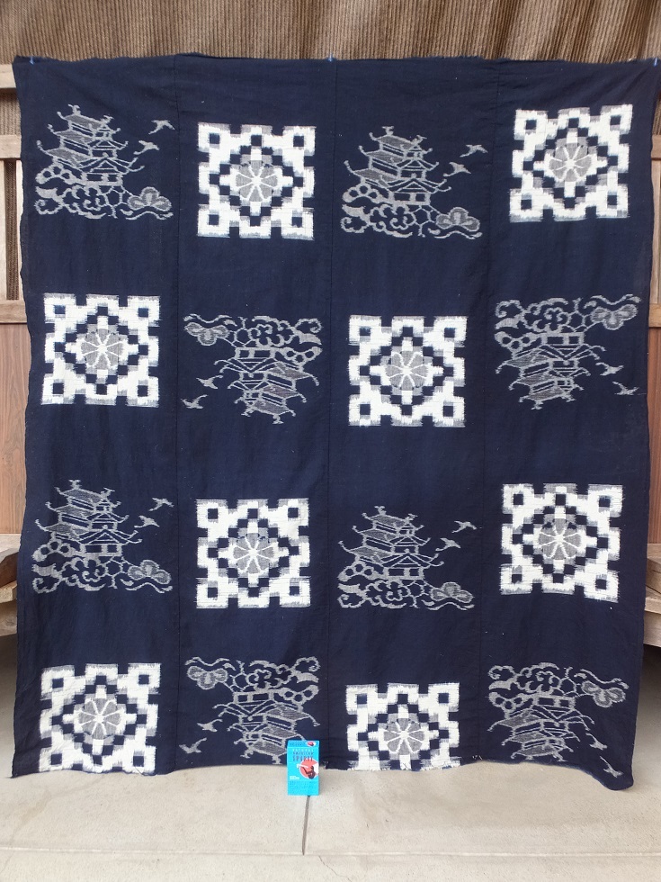 状態の良い藍木綿絣のお城亀亀甲花文古布・4幅繋ぎ・伊予絣・リメイク材