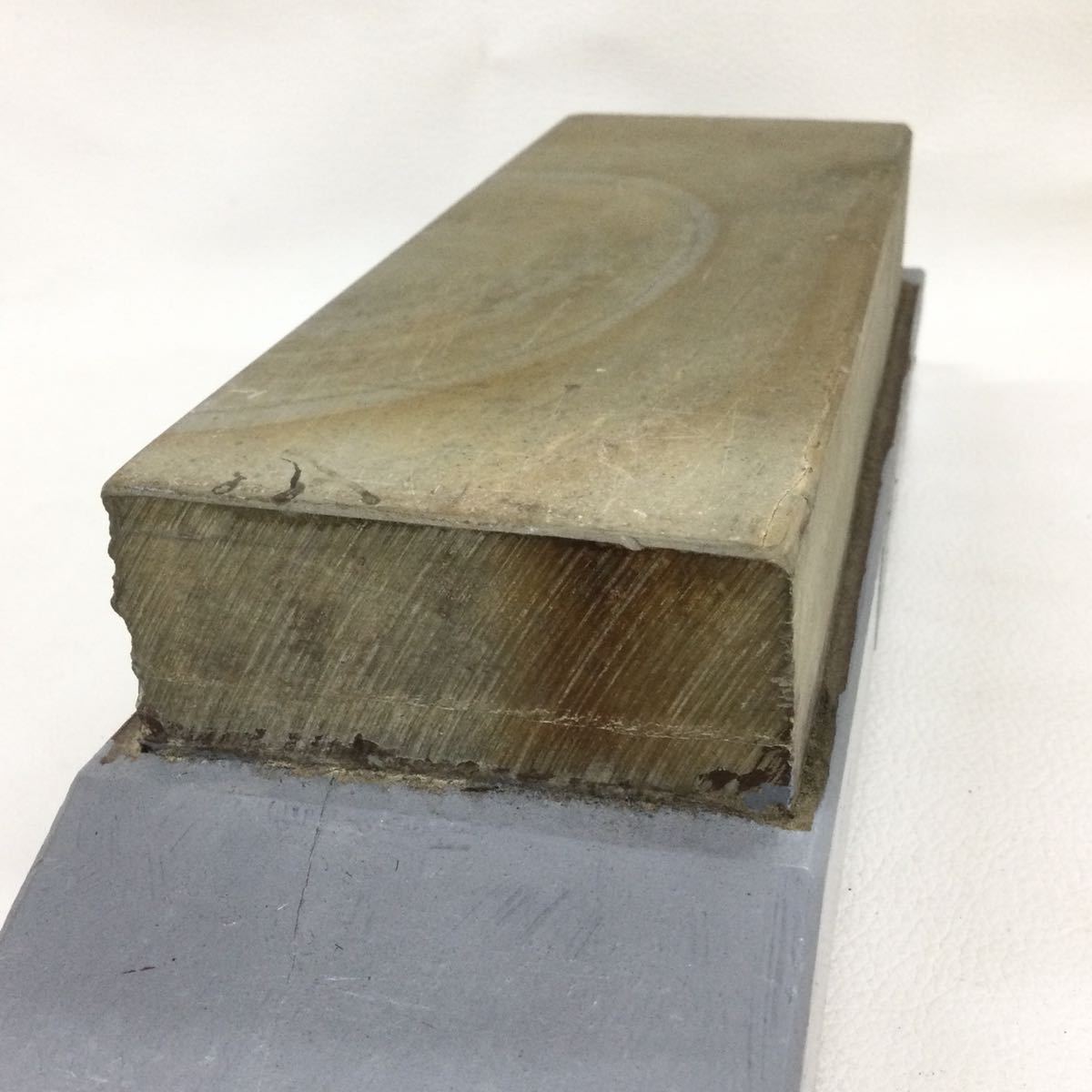 907◎ 天然砥石 総重量 約1829g （台座込み） 刃物研ぎ 【公式通販】