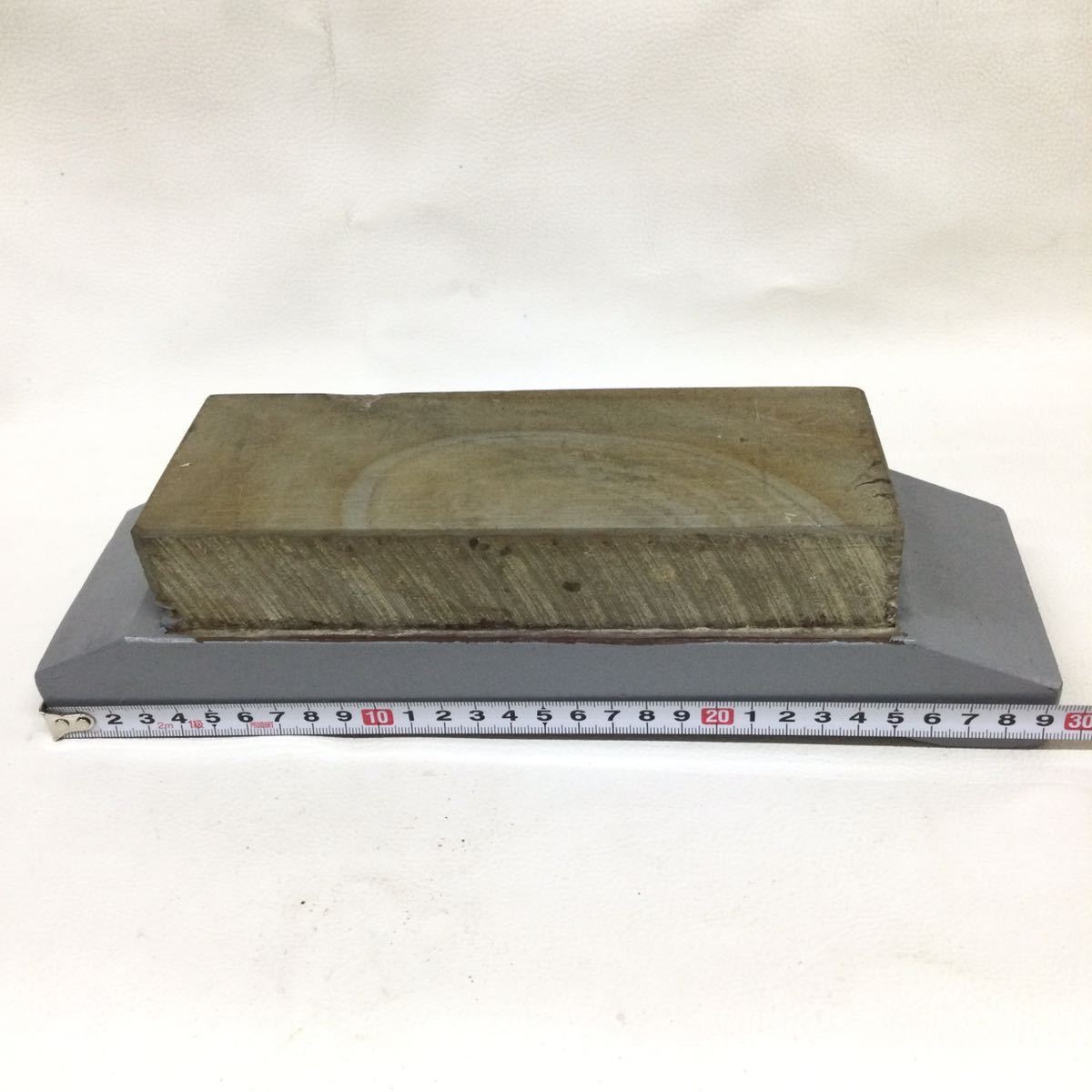 907◎ 天然砥石 総重量 約1829g （台座込み） 刃物研ぎ 【公式通販】