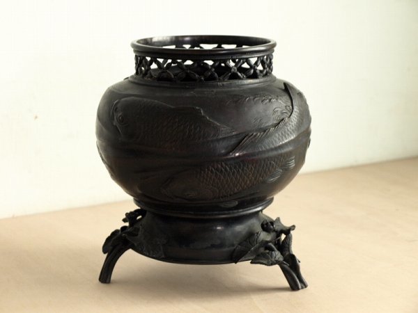 大日本文政年整眠鋳 鯉浮き彫り古銅薄端 花器 華道具 花生 花入 金属