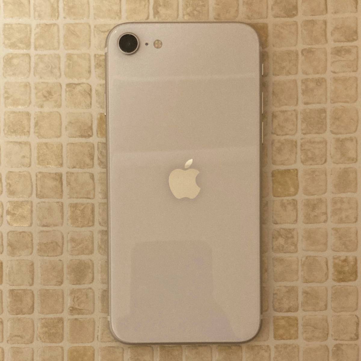 iPhone SE 第2世代 64GB ホワイト SIMフリー モデル番号：MHGQ3J/A