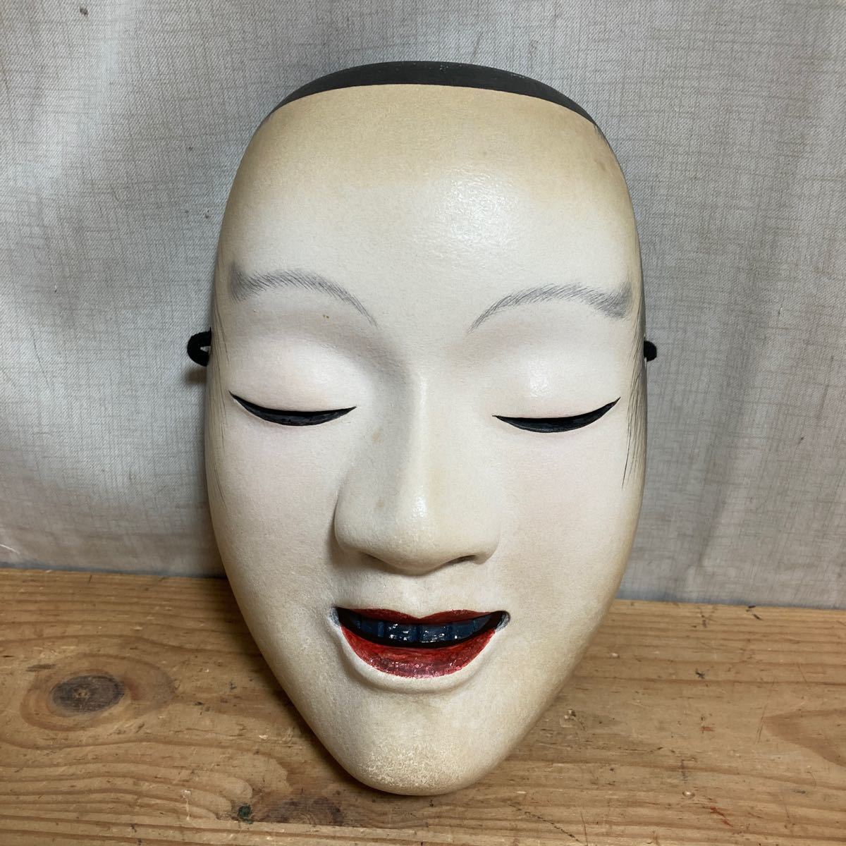 黒色の木製能面 微笑み 美術品・アンティーク・コレクション 黒色の木製能面 微笑み