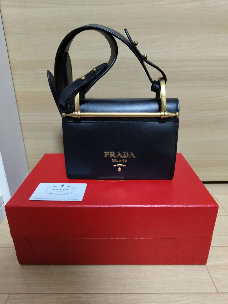 希少PRADA プラダ ハンドバッグ サフィアーノレザー 三角ロゴ 希少PRADA プラダ ハンドバッグ サフィアーノレザー 三角ロゴ