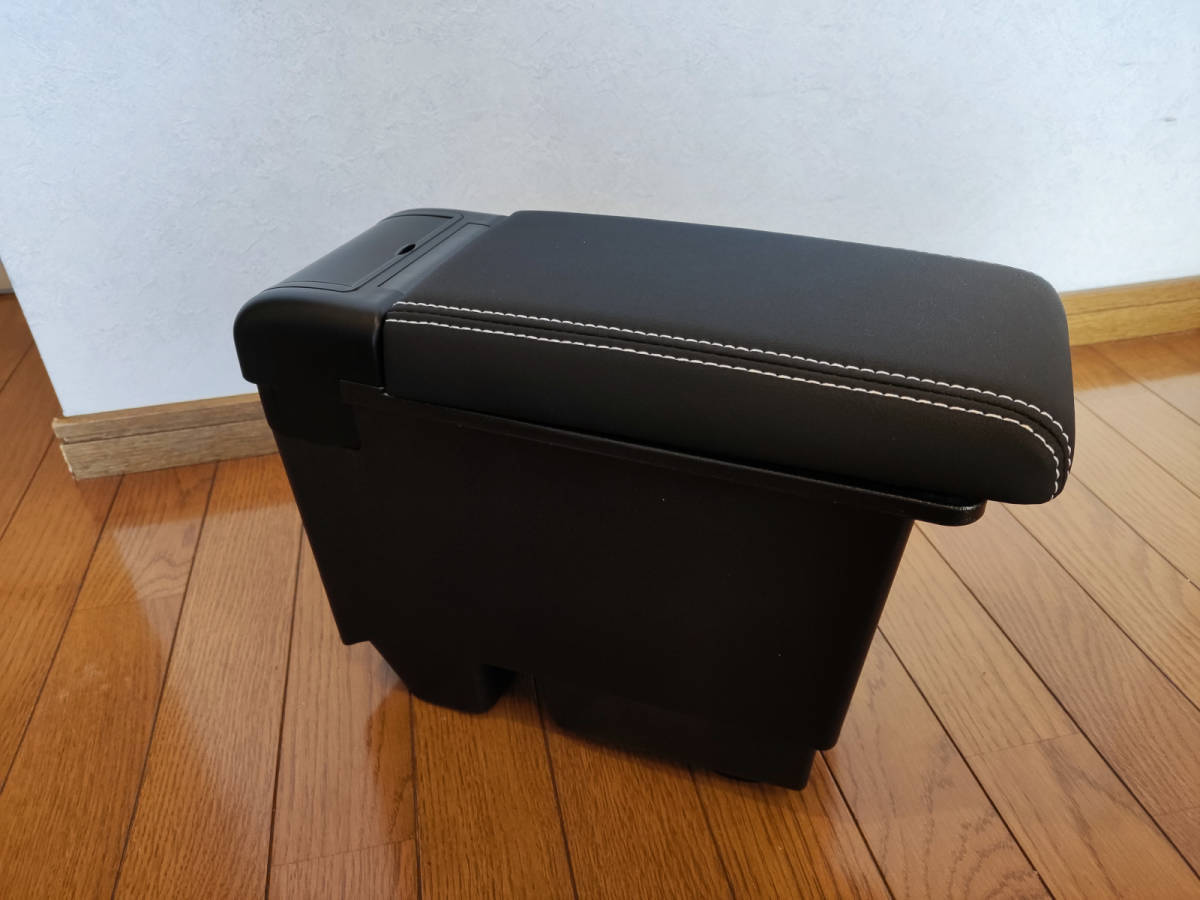 ヤリスクロス　アームレスト　新品同様