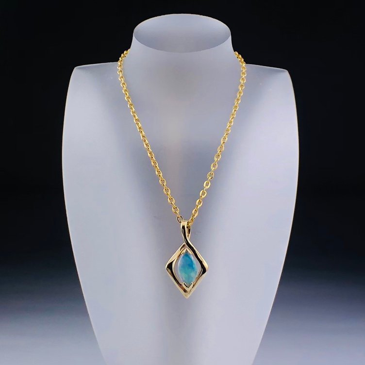 【77】 K14 オパール ペンダントトップ メレダイヤ オーバル ひし形 遊色効果 虹色の輝き 11mm×9.2mm 0.8g (1374）