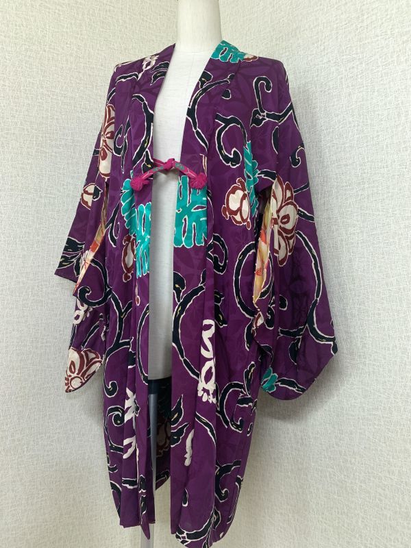 大正ロマン　アンティーク　レトロ　婦人用　一つ紋入り長羽織　正絹綸子縮緬　丈92cm　壺菫色の地紋に花唐草紋様の染め　羽織紐付　保管品