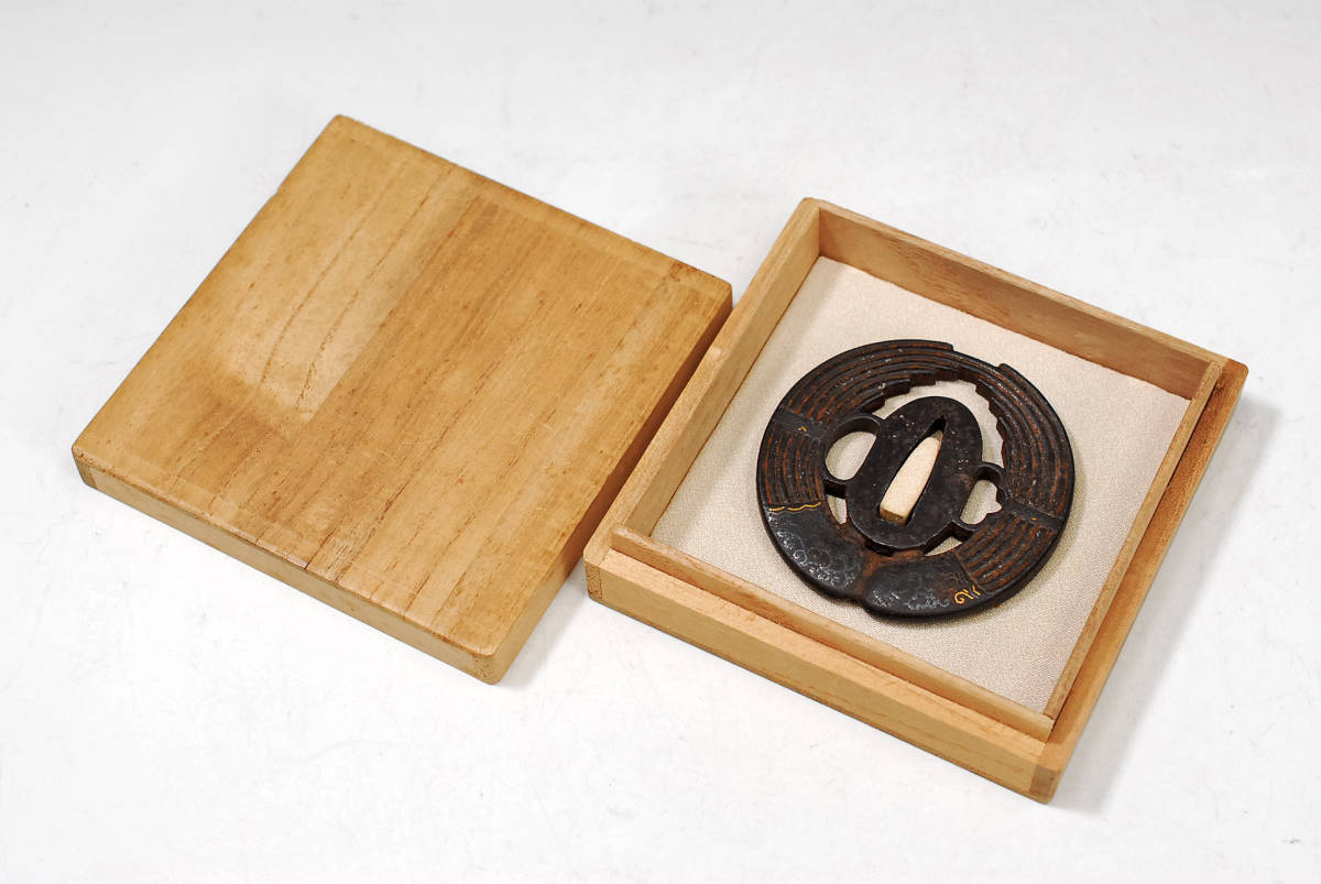 鍔 鉄地象嵌丸鍔 銘:越前住記内作 71×67mm 厚み:5.6mm 重量:127g 桐箱 0312033-1(鍔、刀装具)|売買された ...
