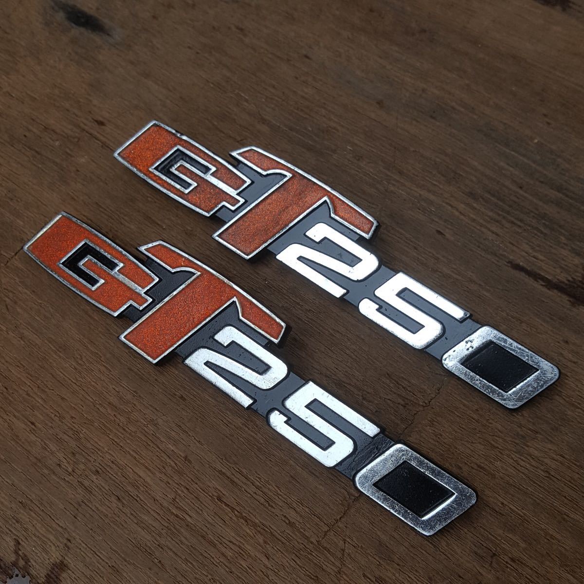 スズキ GT185 GT250 GT380 GT550 GT750 サイドカバーエンブレム純正