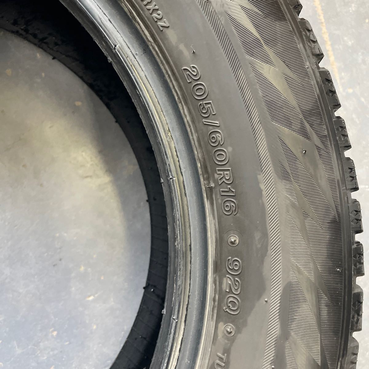 ブリヂストン205/60R16 2020年製スタッドレスタイヤ 4本セット