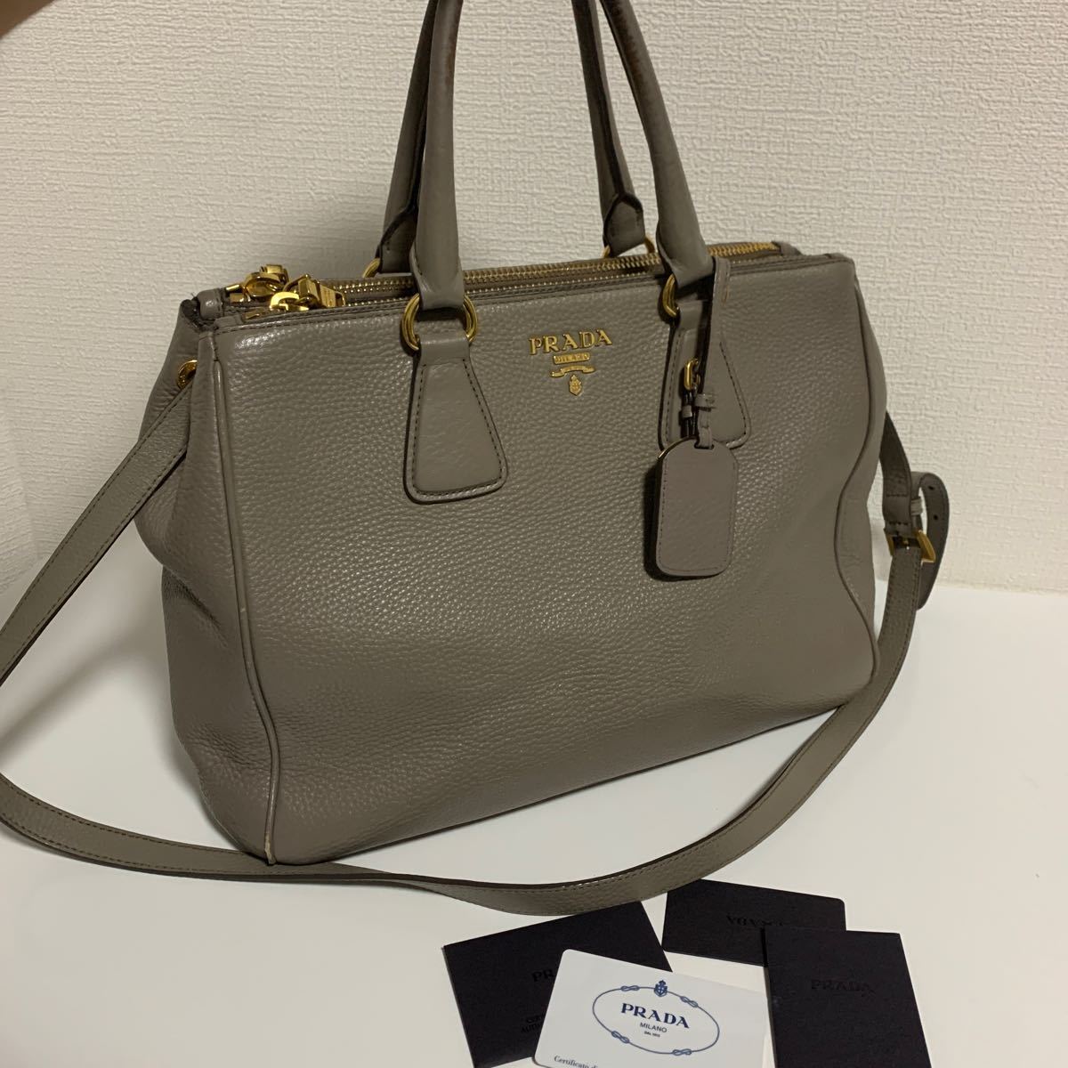 ✨美品・ギャランティ付✨プラダ トートバッグ 2way メタルロゴ A4可能 美品 PRADA プラダ レザー 2way ハンドバッグ 金ロゴ グレー ギャラン