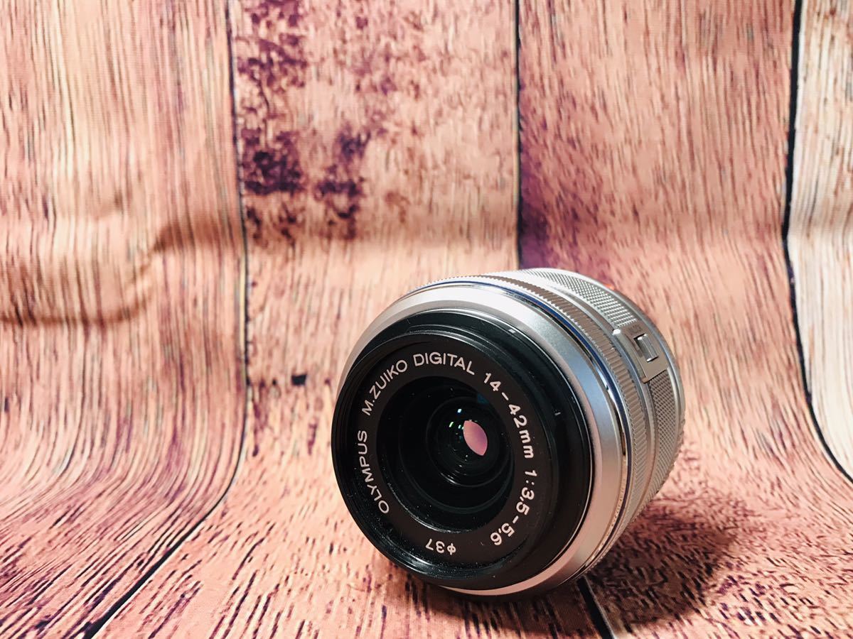JJC Silver Twist-On Lens Hood For Olympus M.Zuiko Digital 14-42mm 1:3.5-5.6 – LH-40 Style