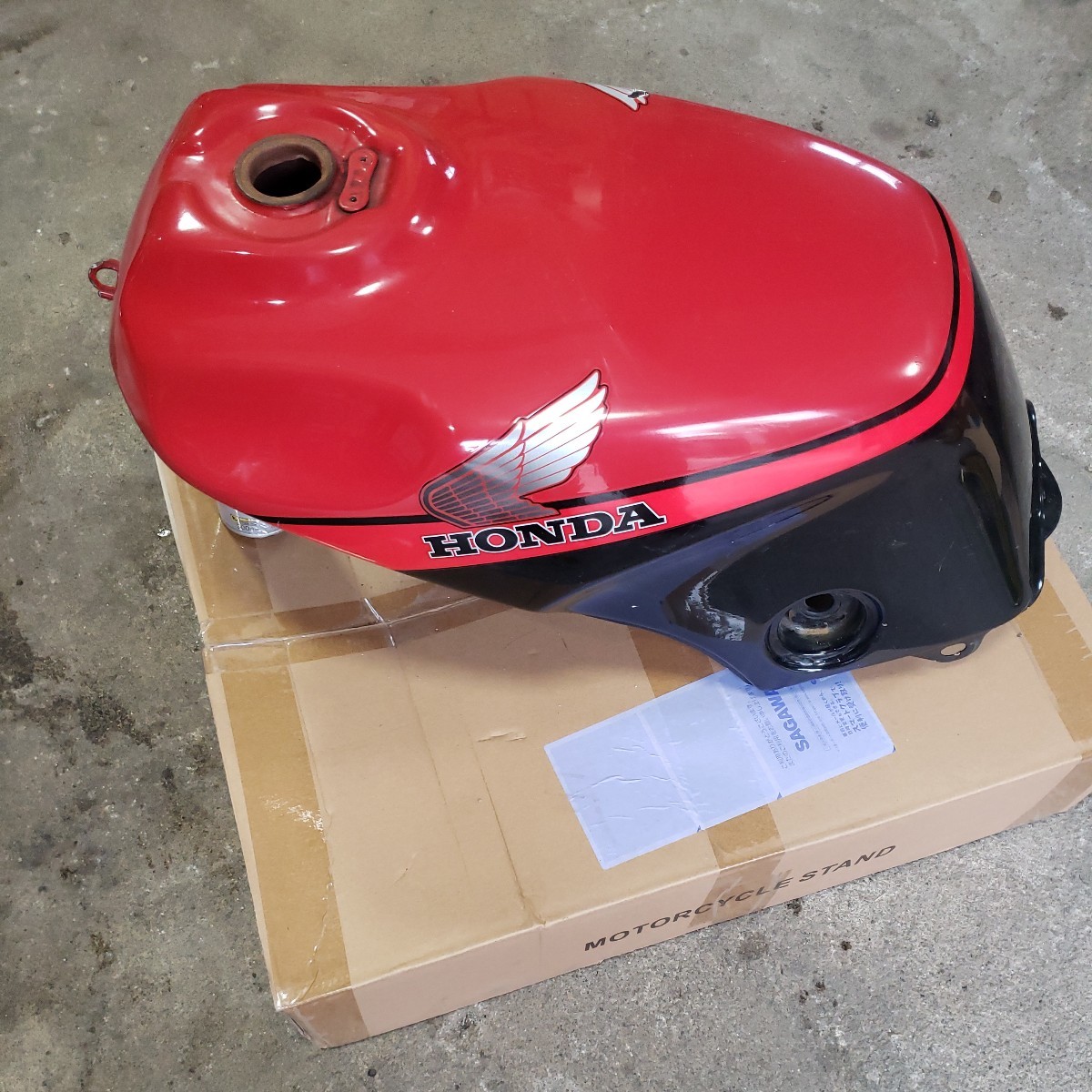 CBR400F ガソリンタンク 純正タンク ホンダ 当時物 HONDA 公式 CBR400F ガソリンタンク 純正タンク ホンダ 当時物 HONDA 公式
