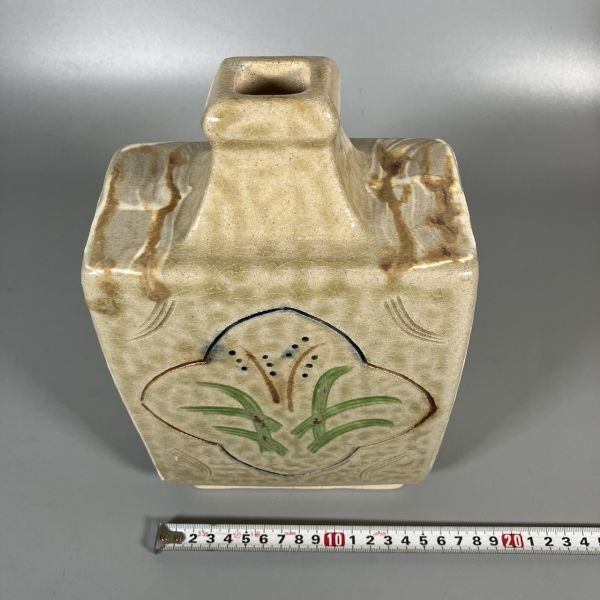 A3-518 益子焼 明石庄作 刷毛目花紋扁壺 花器 花瓶 つぼ 共箱有り 中古