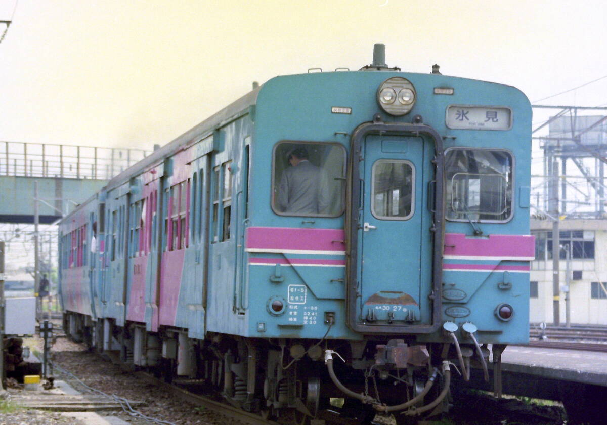 ◆◆ 【写真1枚】 氷見線　キハ30 27　高岡 (車体下側切れています)　KGサイズ　◆◆_1