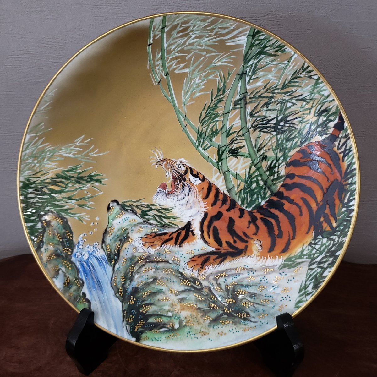 九谷焼 住田岳陽作【虎に竹】 飾皿 φ31cm 共箱付 在銘 色絵 金彩