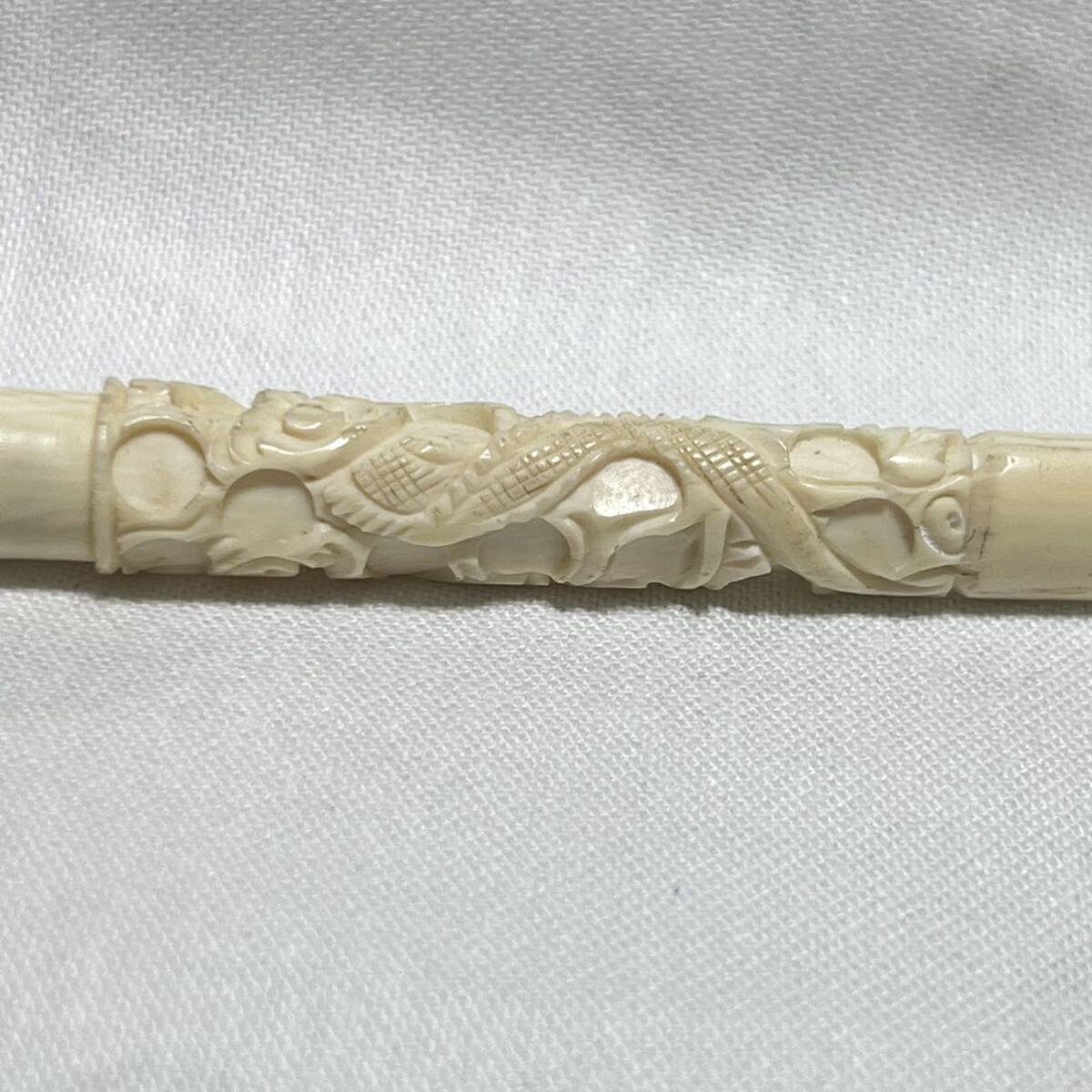 天然素材✴︎龍の彫刻✴︎煙管吸い口✴︎骨董品✴︎かなりレトロな趣ありの一品です 龍 彫刻 象牙風 パイプ 喫煙具 煙管 吸い口喫煙具 パイプ タバコ 煙草