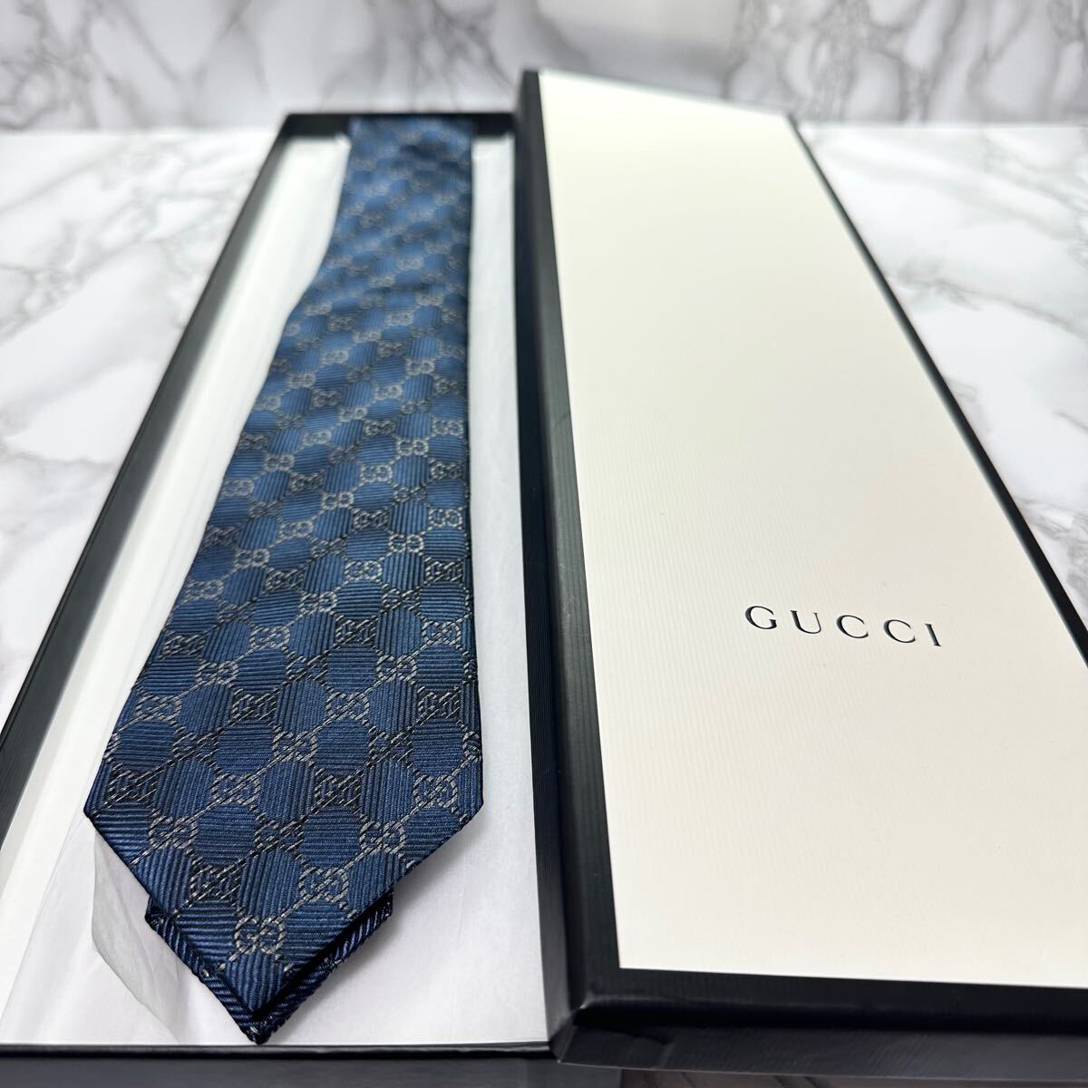 極美品　現行タグ GUCCI ネクタイ シルク100% GG柄 蜂 bee 極美品 現行タグ GUCCI ネクタイ シルク100% GG柄 GGライン 蜂 bee