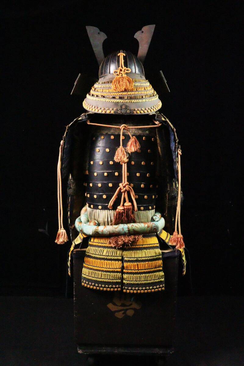 鉄地 緋縅素掛胴鎧一式 十間筋星兜 鎧櫃 甲冑 鎧兜 コレクター収蔵品