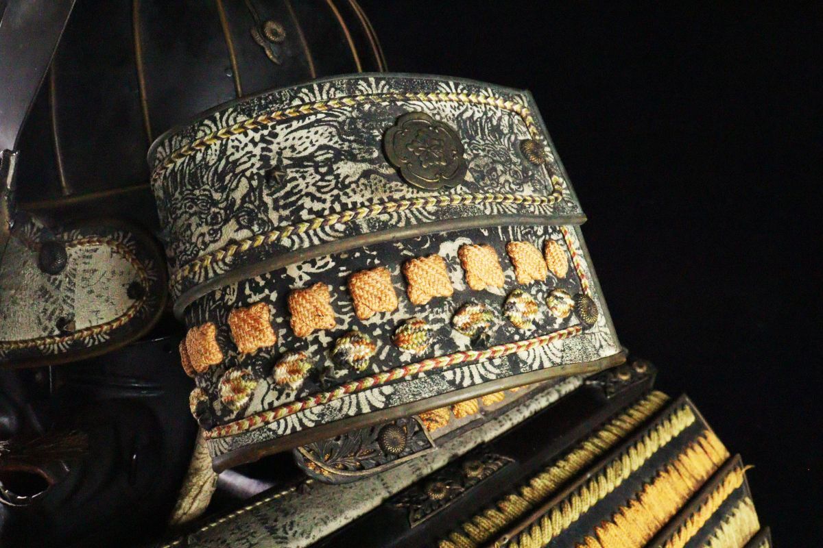 鉄地 緋縅素掛胴鎧一式 十間筋星兜 鎧櫃 甲冑 鎧兜 コレクター収蔵品
