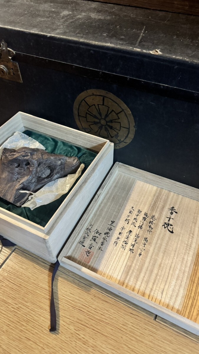 大枝流香道 黒油沈水香木（伽羅香）香十徳記載 1005g 特大伽羅 香木