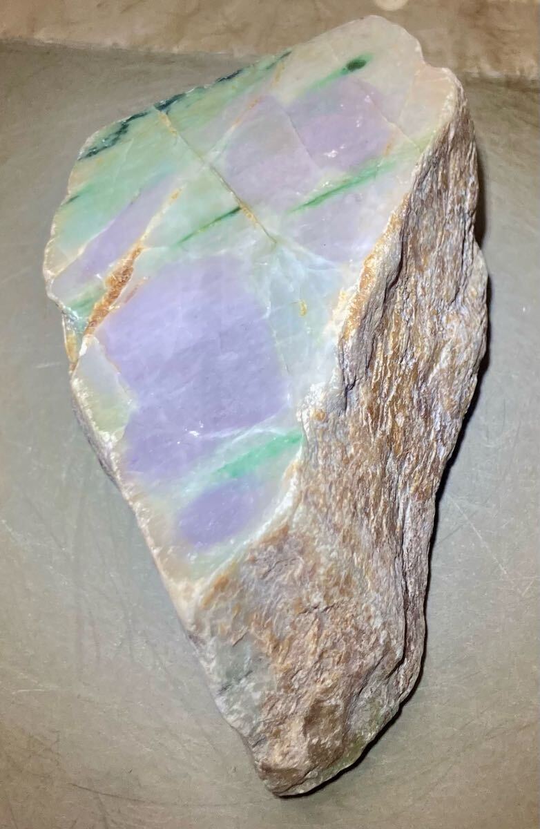 大人気のラベンダーカラー♪ 大きな本翡翠 JADEITE 原石 1面磨き 353 ミャンマー産大きな天然ラベンダー＆グリーン本翡翠原石880g2面カット