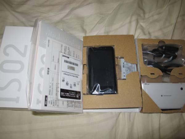 ★au IS02 ブラック×ホワイト 極美品★_1