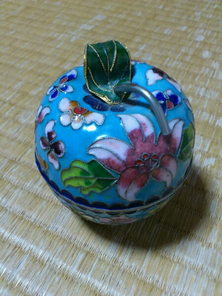 中国製 アンティーク陶器 りんごちゃん小物入れ _1