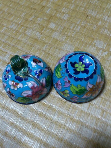 中国製 アンティーク陶器 りんごちゃん小物入れ _3