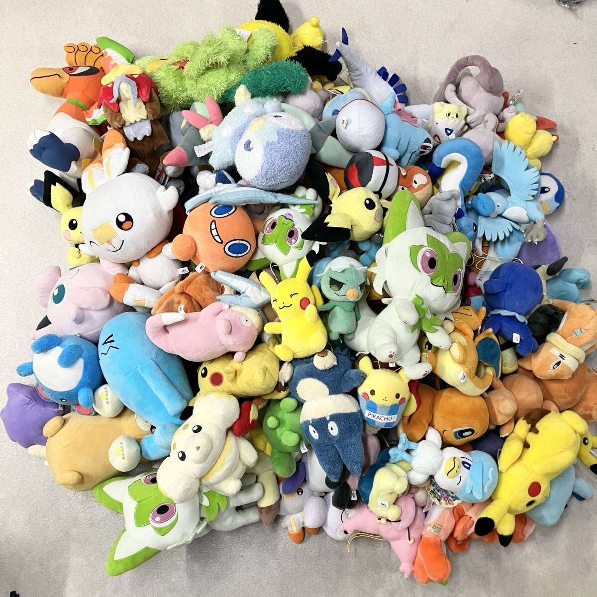 ポケモン　ピカチュウ　ぬいぐるみ　まとめ売り ポケモンセンター ピカチュウ ぬいぐるみの値段と価格推移は？｜140件