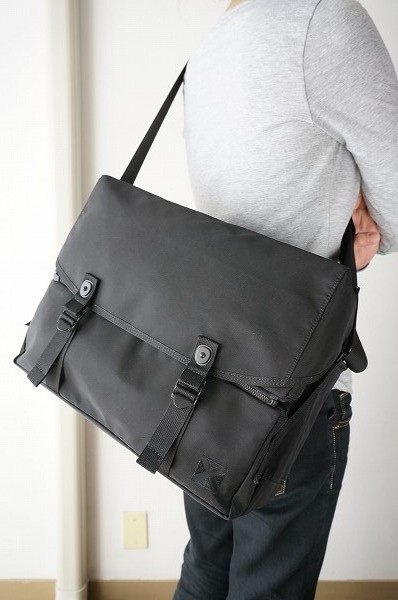 ○ラゲッジレーベル 70周年 JET BLACK ショルダーバッグ 黒 B22 