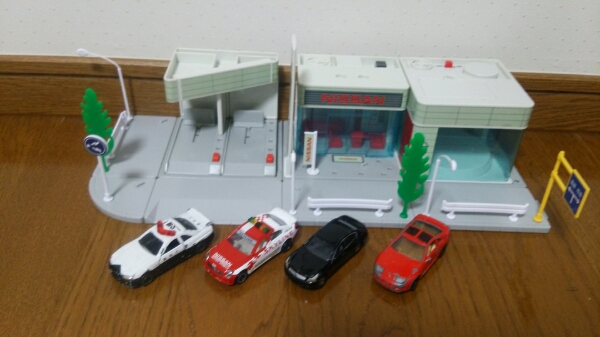 トミカタウン 日産カーディーラー車屋&日産車トミカ4台セット(トミカ