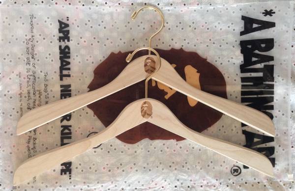 A BATHING APEエイプbape 木製 ハンガー 2本 セット ゴールド