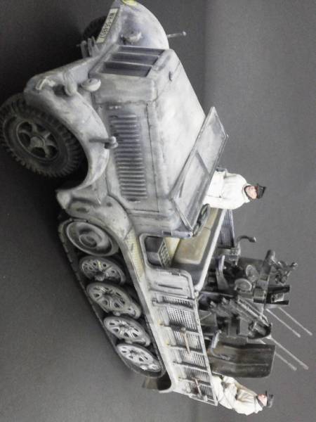 1/35ドイツ 8tハーフトラック4連高射砲 冬季仕様