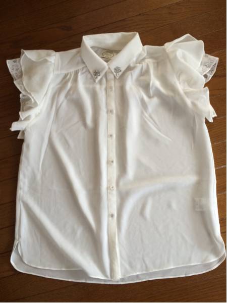 tocco襟ビジュー付きブラウス