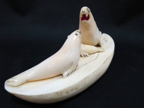 マッコウクジラ 鯨牙 細工 ゾウアザラシ 親子 彫刻 628g~歯 置物(東洋