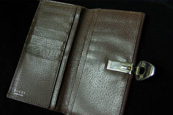 GUCII グッチ 【茶】　２つ折　革財布 （ホック式小銭入れつき）