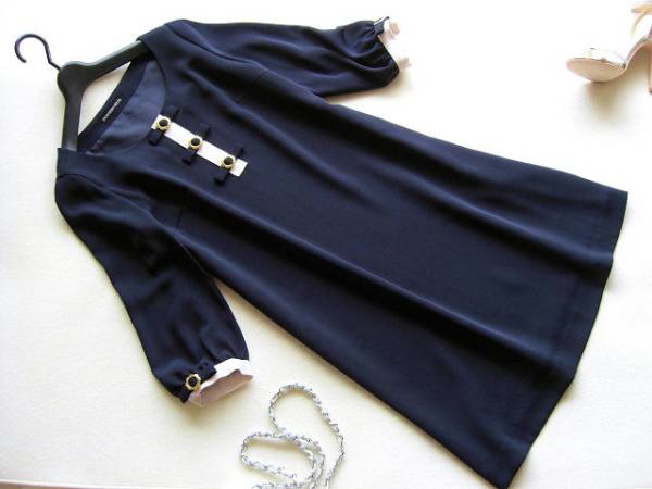 ストロベリーフィールズ　ブローチ風デザインワンピース紺