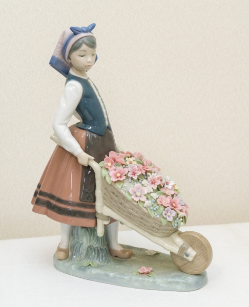 【美品 絶版】LLADRO リヤドロ 「花屋の姉妹」シリーズ1419『花集め』 LLADRO/リヤドロ No.1419 花屋の姉妹（花集め）(リヤドロ)｜売買された