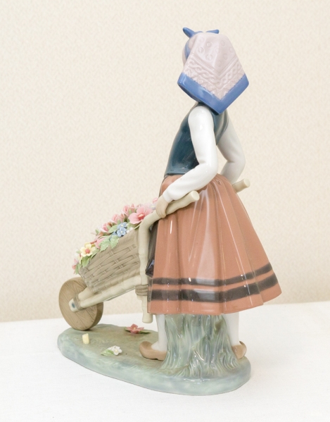 【美品 絶版】LLADRO リヤドロ 「花屋の姉妹」シリーズ1419『花集め』 LLADRO/リヤドロ No.1419 花屋の姉妹（花集め）(リヤドロ)｜売買された