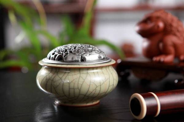 極美品 哥�凅开片金属花盖香炉