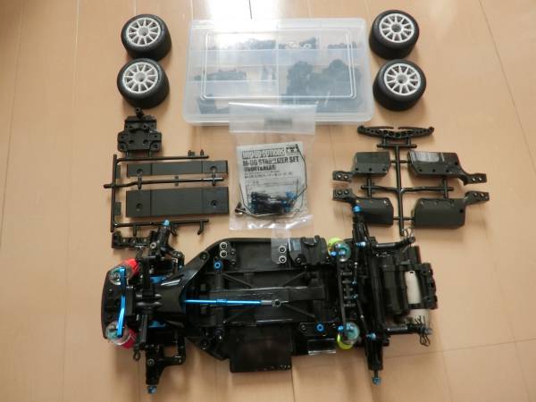 中古】 タミヤ M06 PROシャーシー？ スペアパーツ等付き 自動車 組立