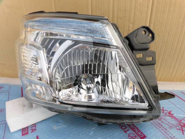 キャラバン E26 NV350 純正 右 ヘッドライト HID H023 (c9984)K 自動車