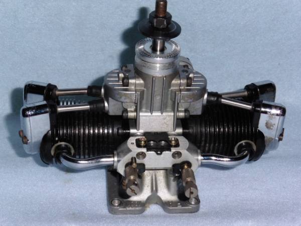 SAITO　4サイクル2気筒水平対向グローエンジン　Fa-100