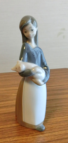 ３８６リヤドロLLADRO豚を抱く女性（１７センチ）No.1011美品
