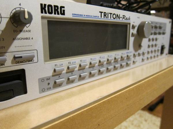 KORG TRITON Rack ,こちらはコルグ音源モジュールシンセサイザー