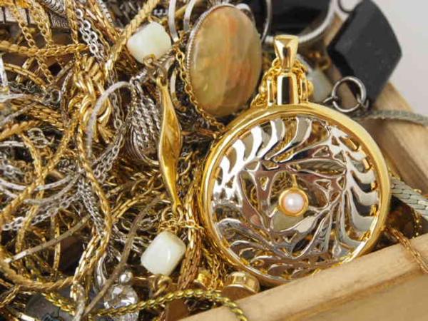 b. 金銀色 アクセサリー 山盛りまとめて約1.9kg ネックレス等 当