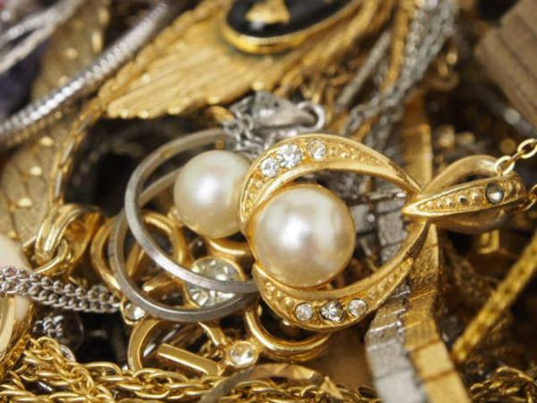 b. 金銀色 アクセサリー 山盛りまとめて約1.9kg ネックレス等 当